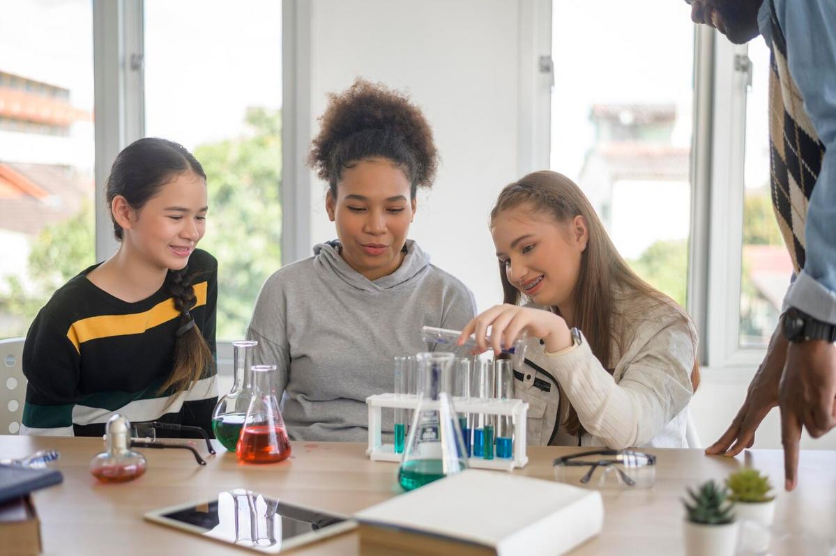 Real-World Applications of STEM: Inspiring Students Beyond the Classroom