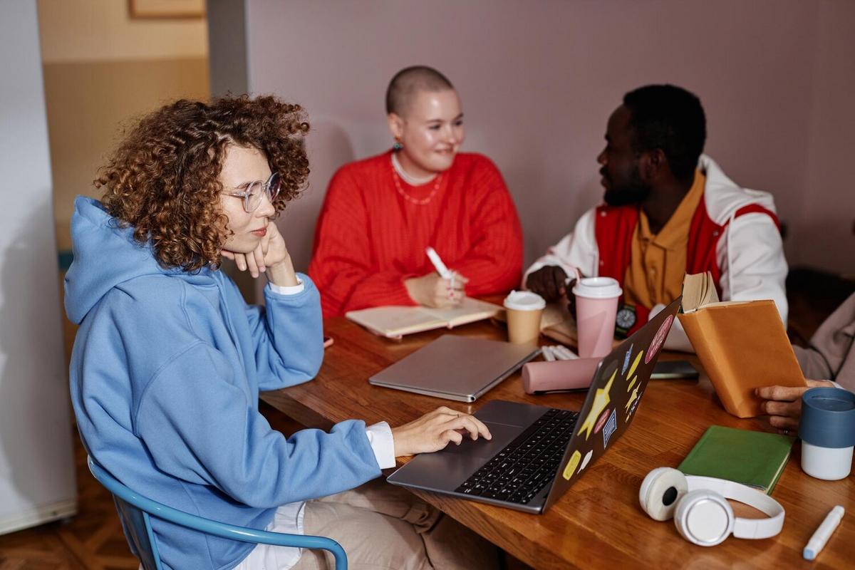 Exploring the Benefits of Online Learning Platforms